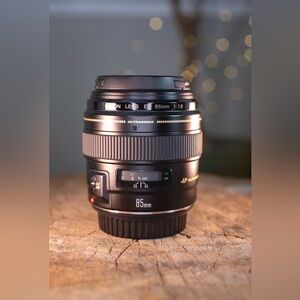 Canon EF 85mm 1.8 USM lens